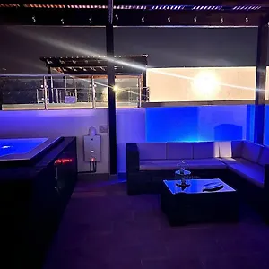 Outstanding Pent House W/jacuzzi Apartment